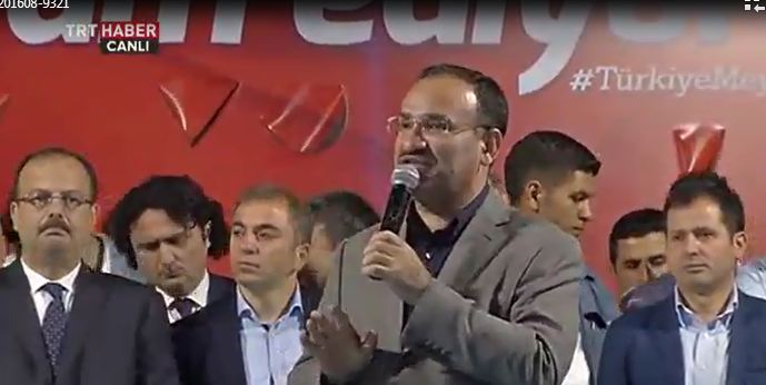 Adalet Bakanı Bekir Bozdağ, Fetullahçı Terör Örgütü'nün (FETÖ) darbe girişimine tepki olarak Demokrasi Nöbeti tutan Konyalılar ile biraraya geldi. 